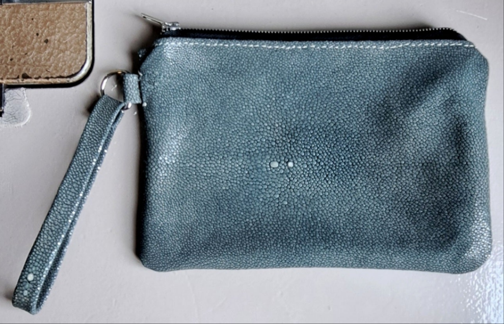 Pochette galuchat vu de devant- Monsieur J 