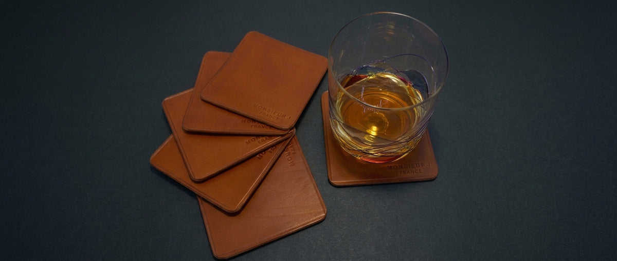 Mise en situation sur fond sombre du set de sous verre marron