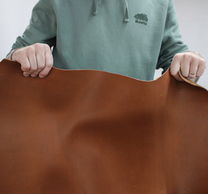 Cuir Novonappa marron tenu à la main
