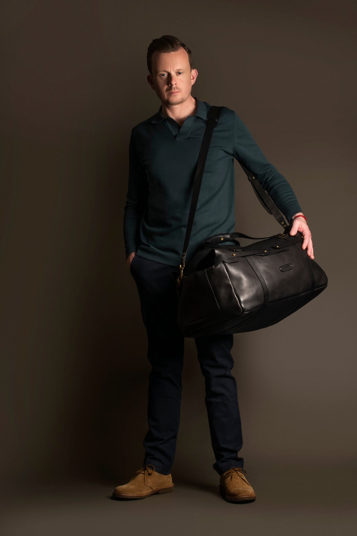Sac Voyage Séoul marron porté à l'épaule par un modèle sur pieds - Monsieur J 