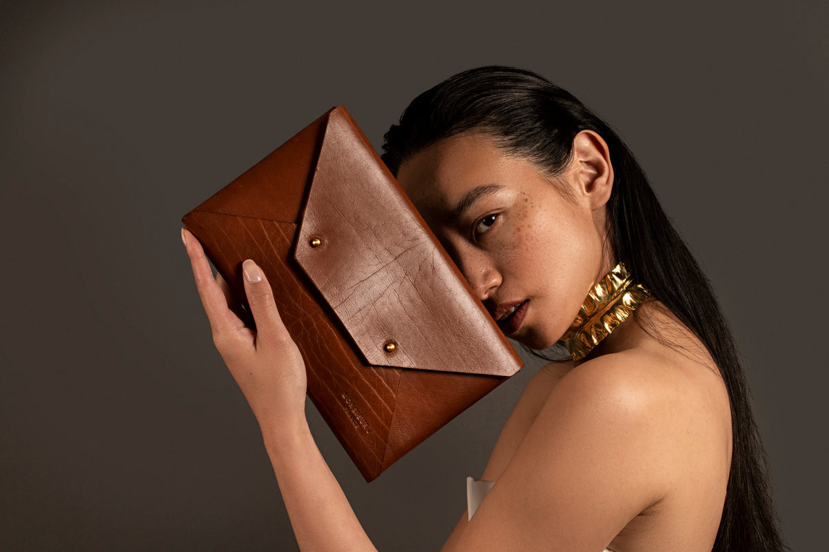 Pochette Icône marron photo studio - Monsieur J 