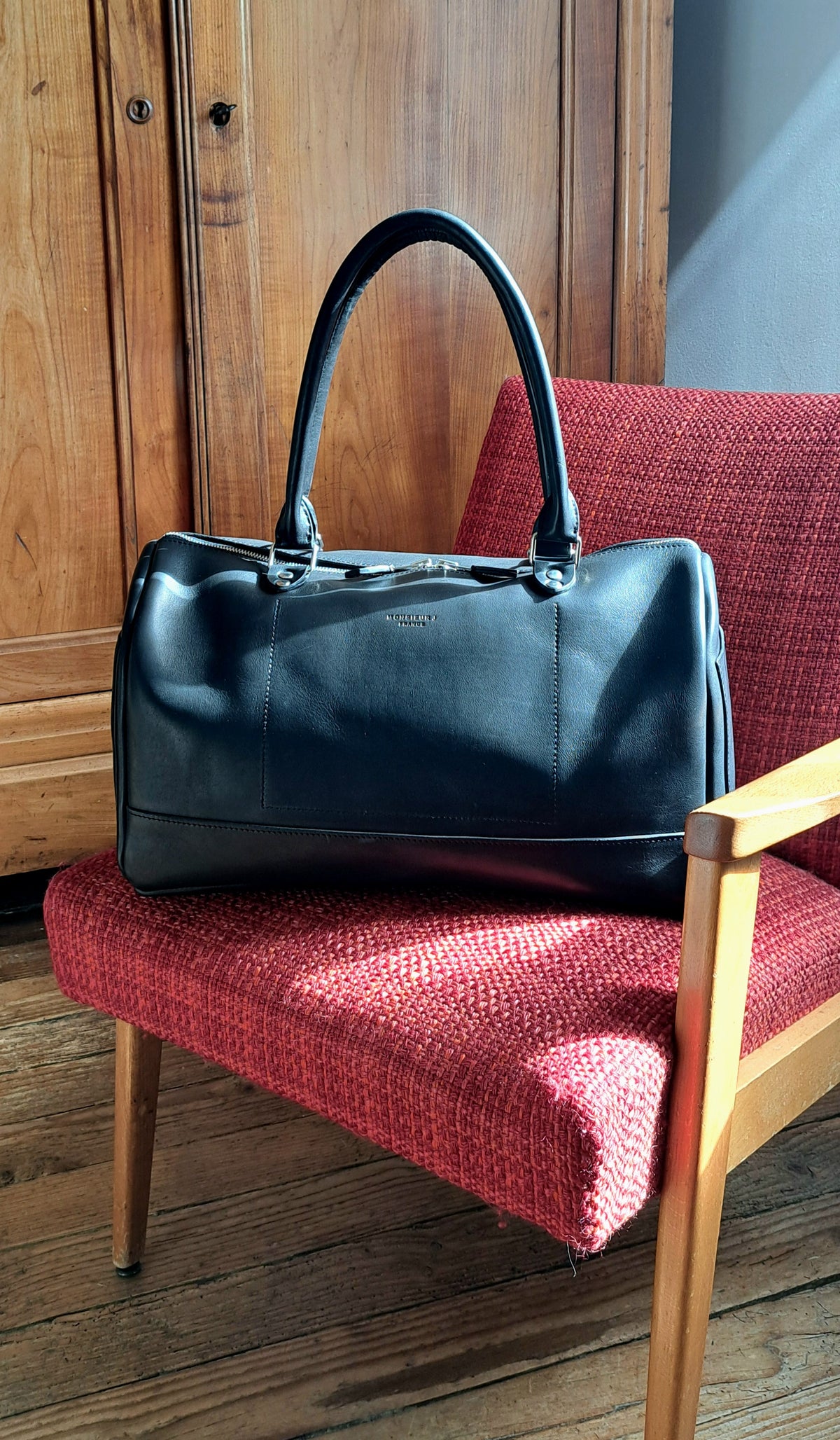 Sac mixte Chicago en cuir pleine fleur Monsieur J, vue de face posé sur chaise
